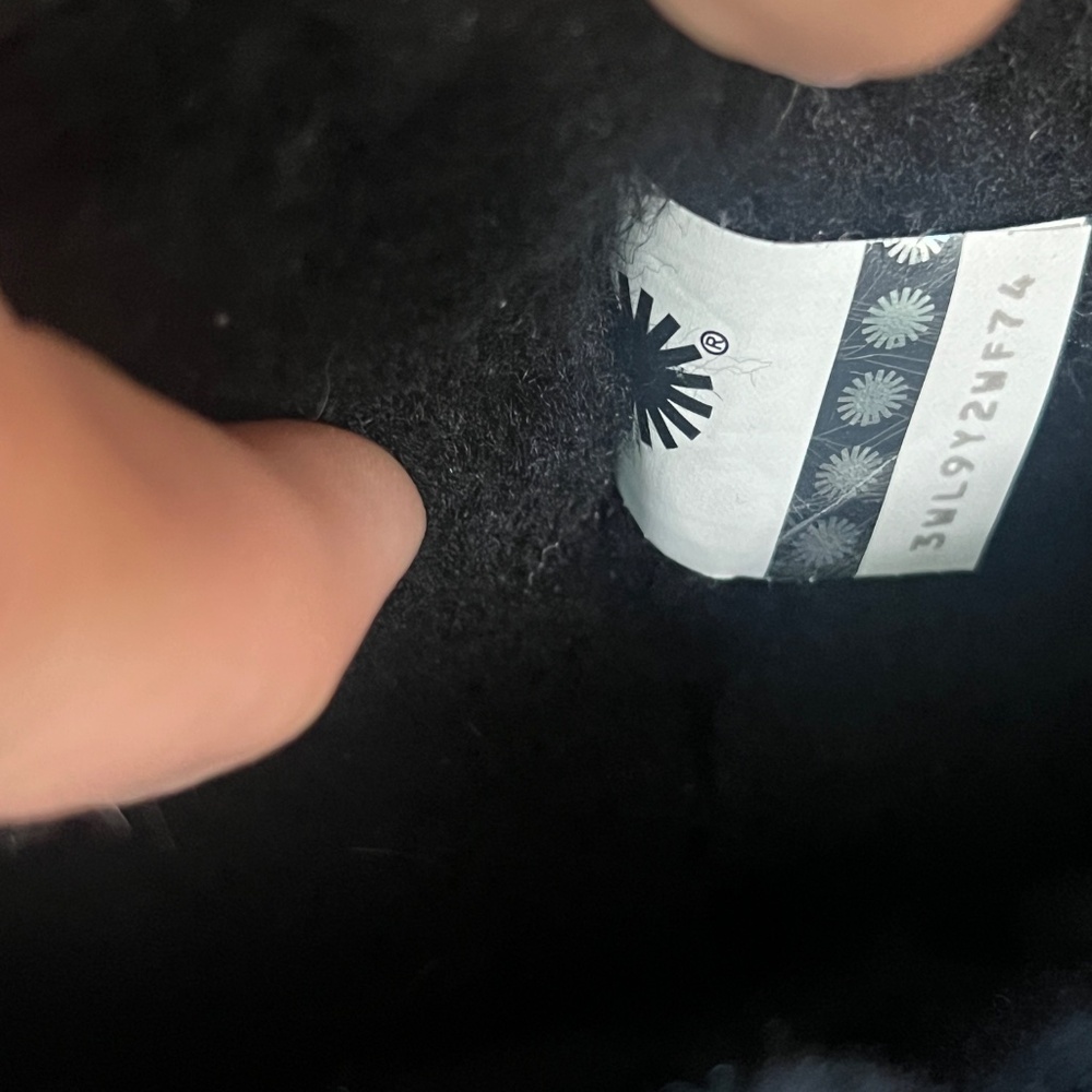 Ugg Classic Short Waterproof size 10 - Picture 6 of 7